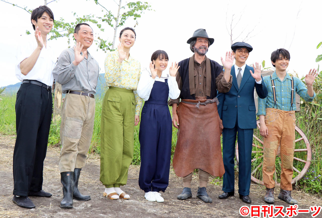 NHK連続テレビ小説「なつぞら」の出演者は笑顔で手を振る。左が山田裕貴（2018年6月19日撮影）