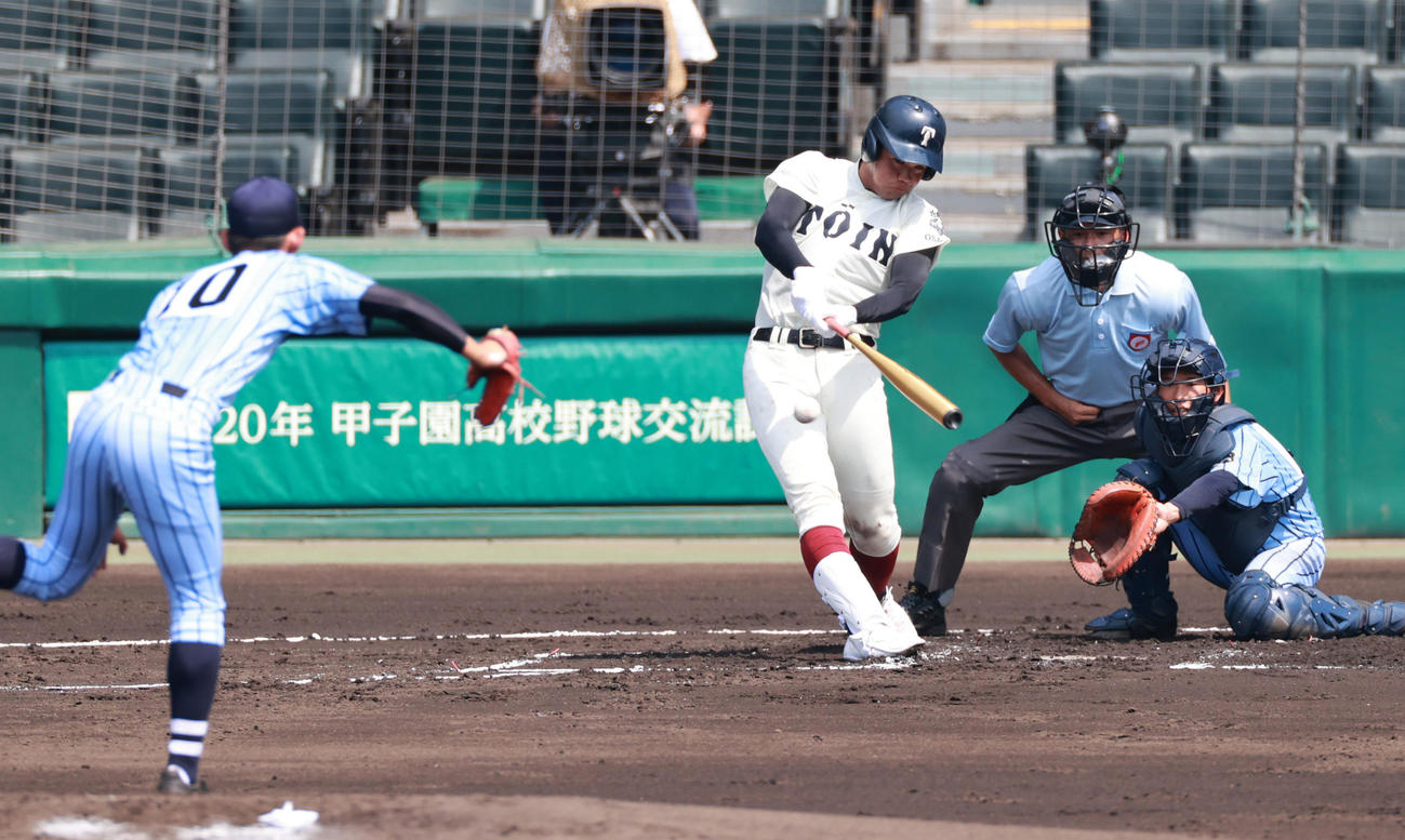 東海大相模対大阪桐蔭　1回裏大阪桐蔭2死一、三塁、右前へ先制適時打を放つ吉安遼哉（撮影・清水貴仁）
