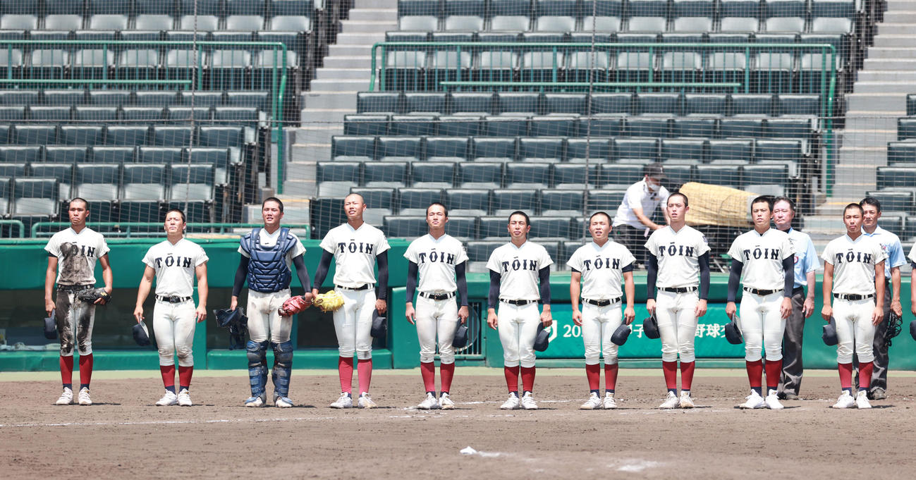 東海大相模対大阪桐蔭　試合を終え校歌を歌う大阪桐蔭ナイン（撮影・清水貴仁）