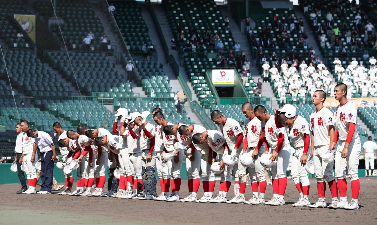 智弁和歌山対尽誠学園　尽誠学園に敗れ、あいさつすする智弁和歌山ナイン（撮影・前田充）