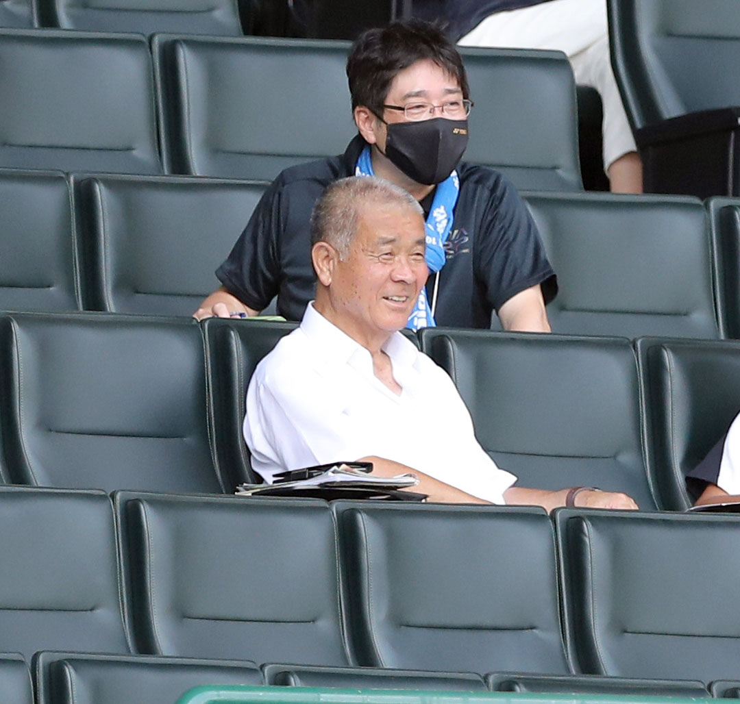 智弁和歌山対尽誠学園　スタンドから試合を見つめる元智弁和歌山監督の高嶋氏（手前）（撮影・前田充）