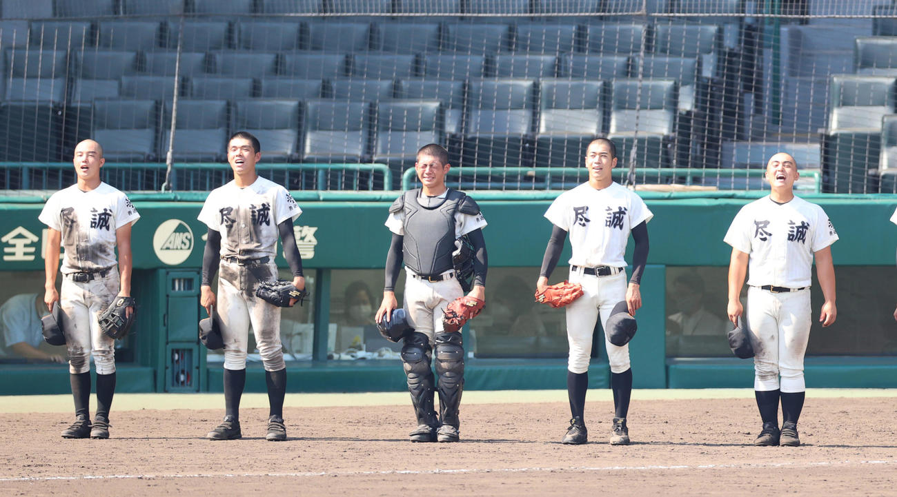 智弁和歌山対尽誠学園　試合に勝利し校歌を歌う尽誠学園ナイン（撮影・清水貴仁）