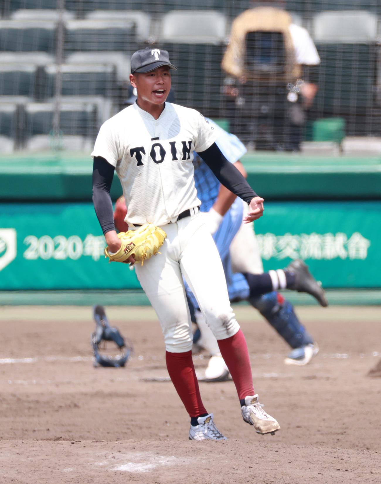 東海大相模対大阪桐蔭　9回表東海大相模2死、西川僚祐を遊ゴロに抑え試合を締める大阪桐蔭・松浦（撮影・清水貴仁）