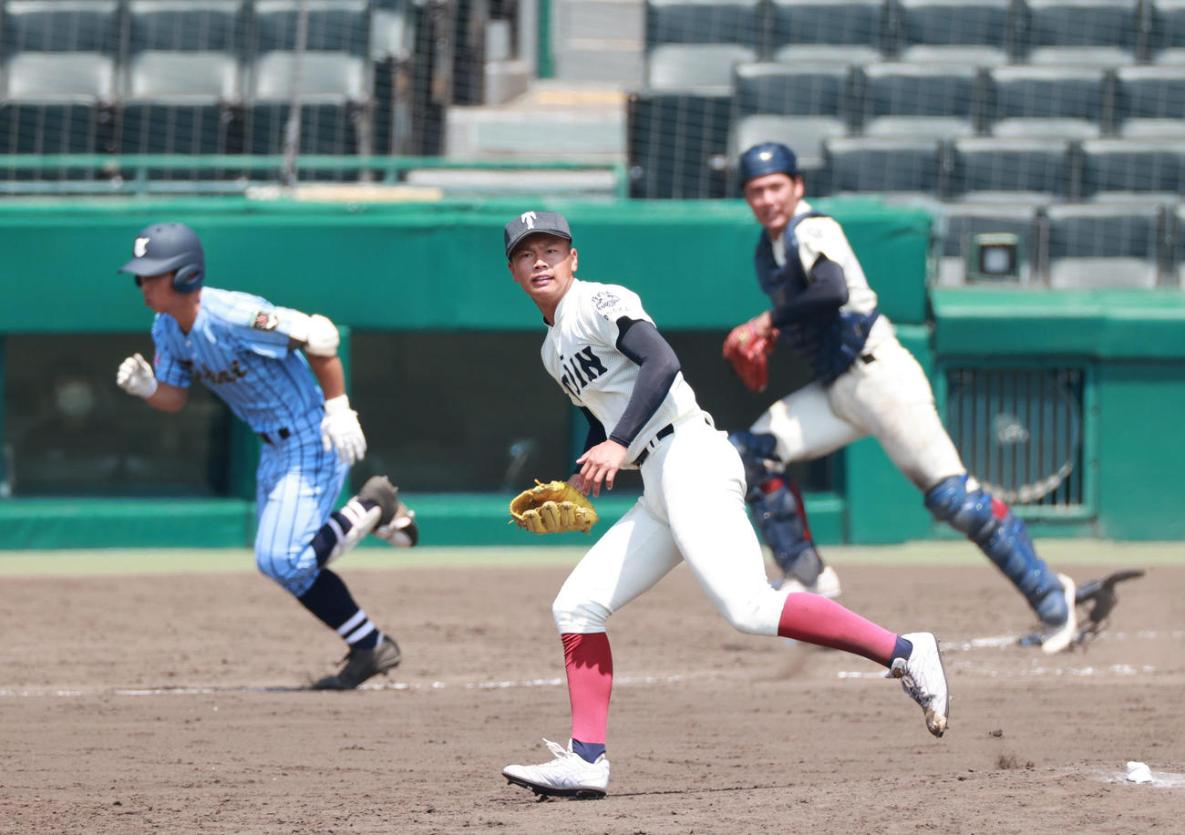 東海大相模対大阪桐蔭　8回から登板し2イニングを抑える大阪桐蔭・松浦（撮影・清水貴仁）