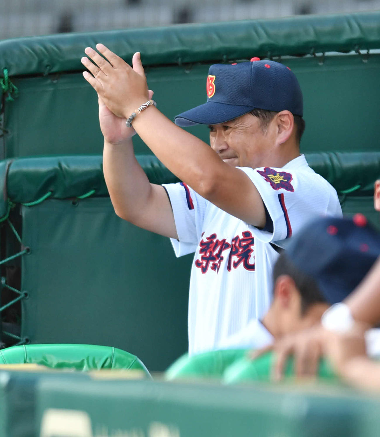 山梨学院対白樺学園　6回表山梨学院1死満塁、河野修慈が勝ち越しの中越え3点適時二塁打を放ち、ベンチから笑顔で拍手を送る吉田洸二監督（撮影・岩下翔太）