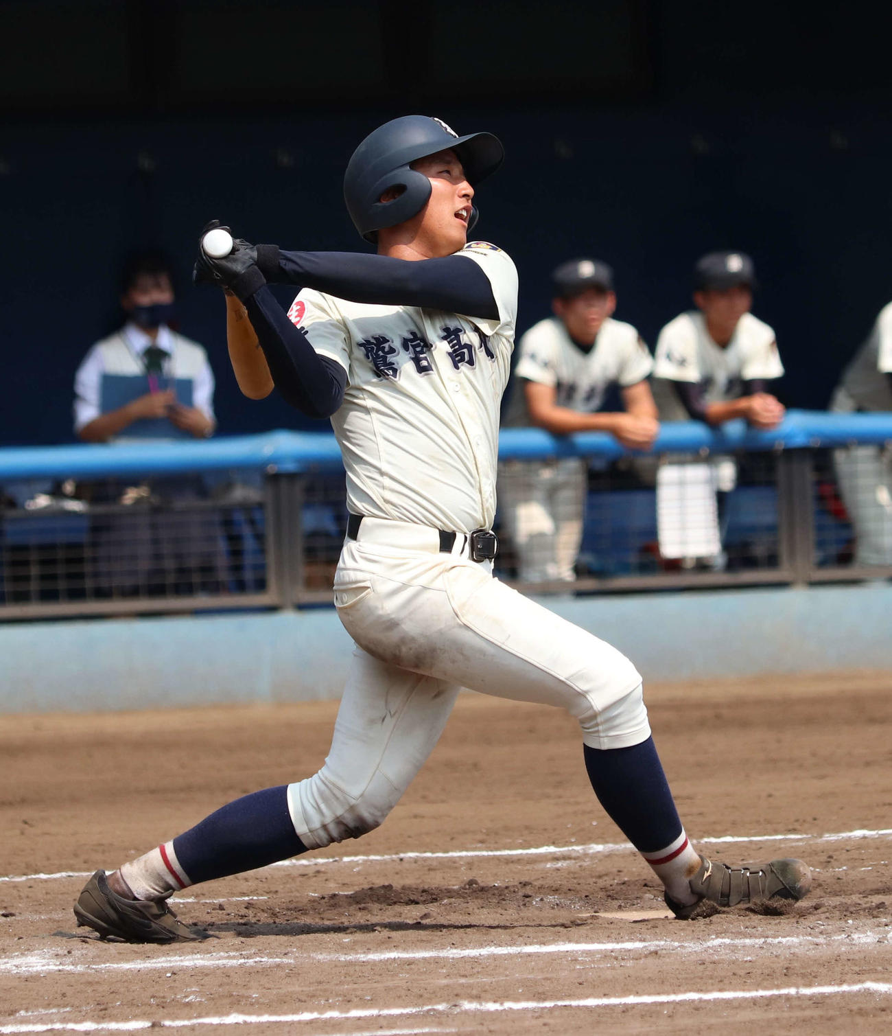 鷲宮対花咲徳栄　5回表鷲宮無死、先頭で右越え本塁打を放つ和智（撮影・沢田直人）