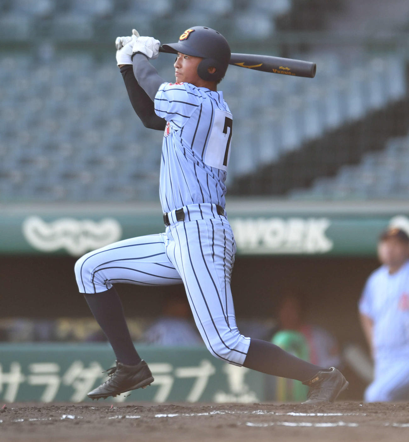 山梨学院対白樺学園　5回裏白樺学園無死、川波瑛平は中越えに同点ソロ本塁打を放つ（撮影）