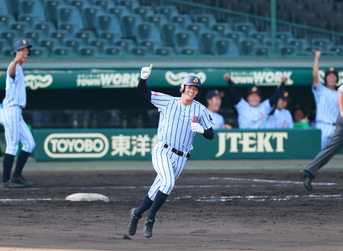 5回裏白樺学園無死、中越え同点本塁打を放ち一塁を回る川波（撮影・清水貴仁）