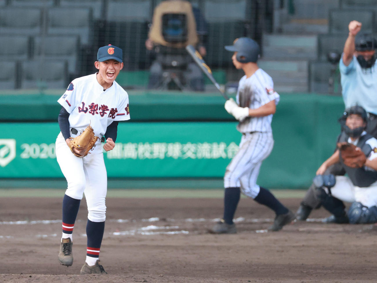7回裏白樺学園2死、宮浦から見逃し三振を奪い雄叫びをあげる山梨学院・古川（撮影・清水貴仁）
