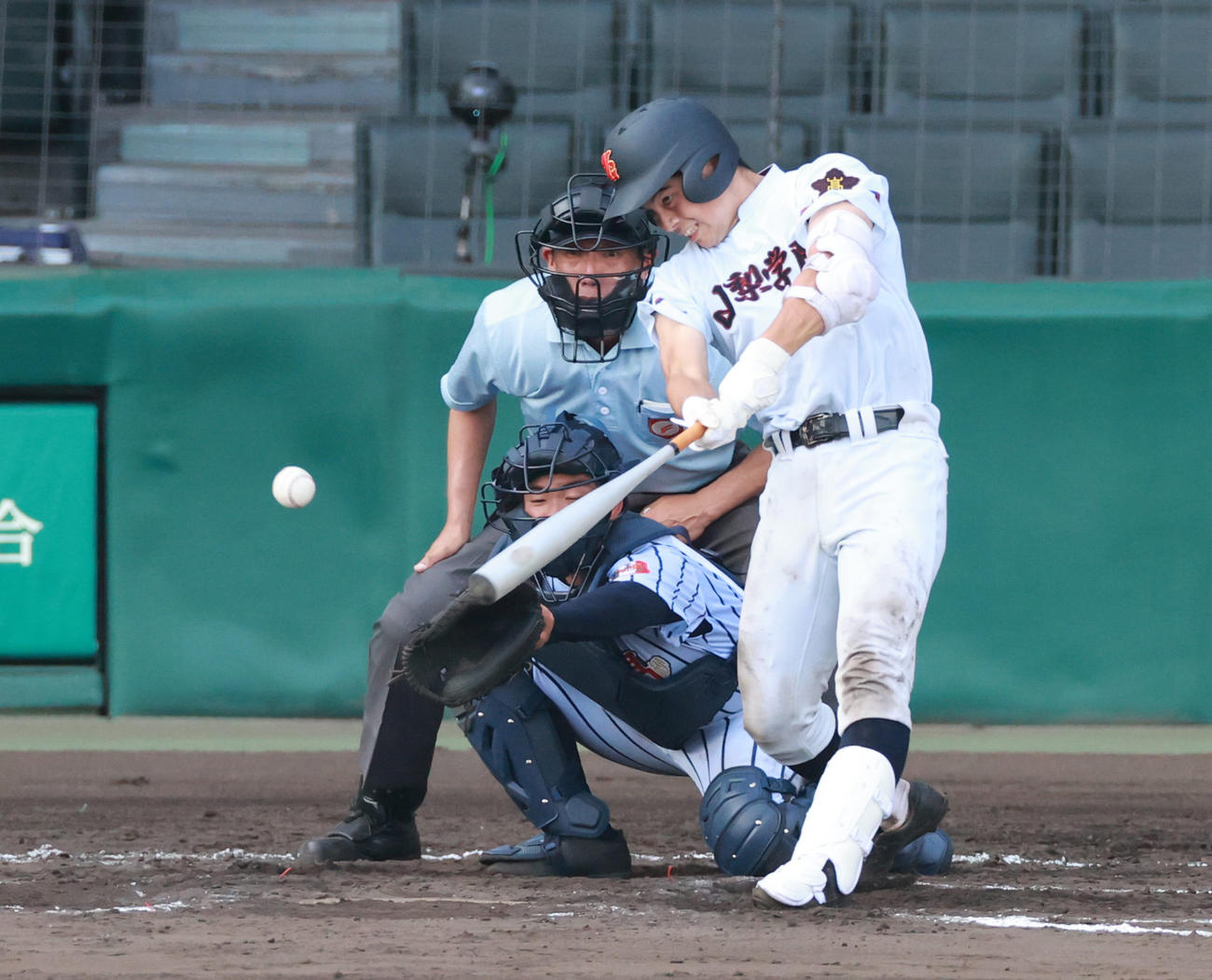 山梨学院対白樺学園　7回表山梨学院2死三塁、中前適時打を放つ栗田勇雅（撮影・清水貴仁）