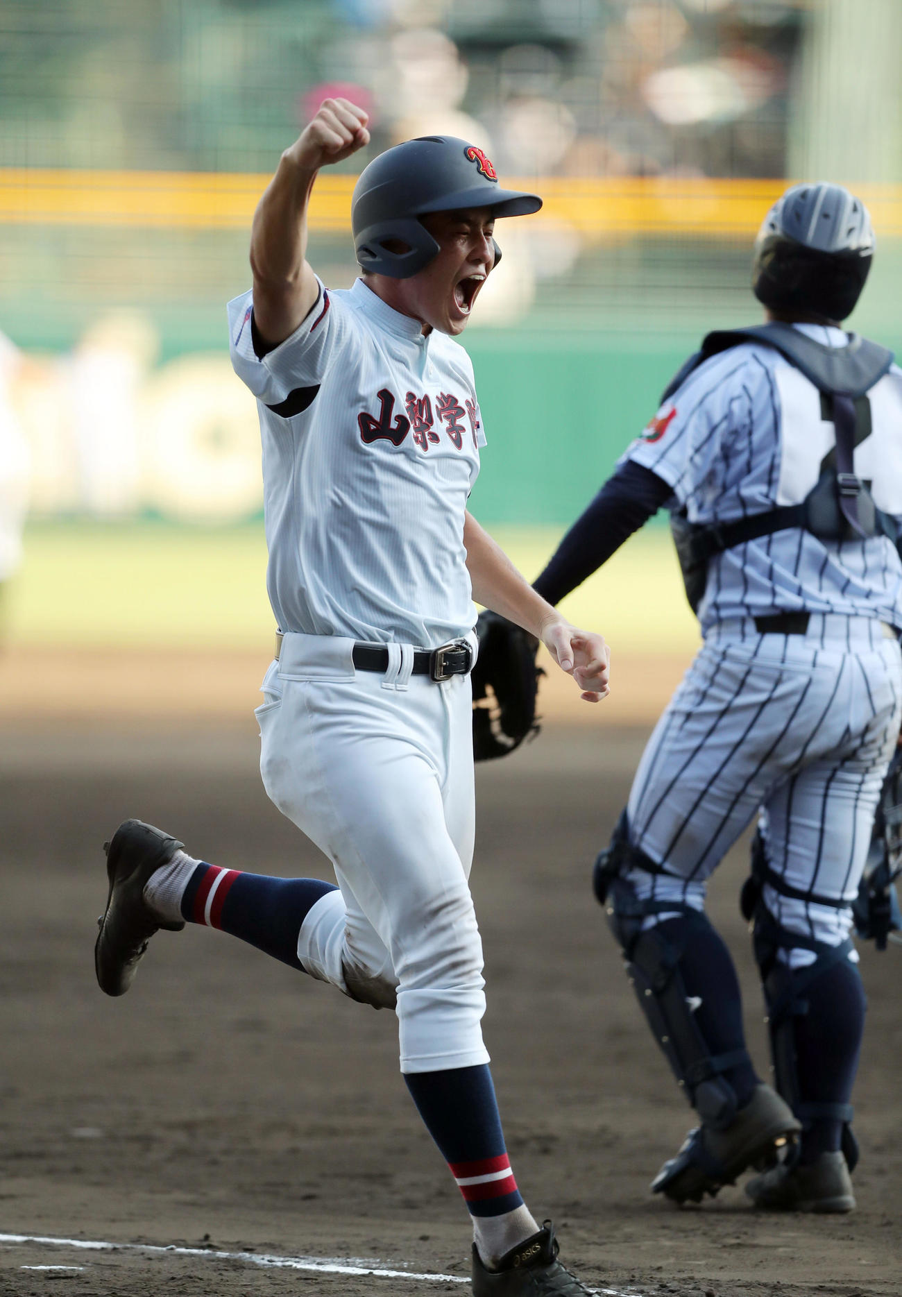 山梨学院対白樺学園　6回表山梨学院1死満塁、河野の3点適時二塁打でガッツポーズしながら生還する一走の小吹（撮影・前田充）
