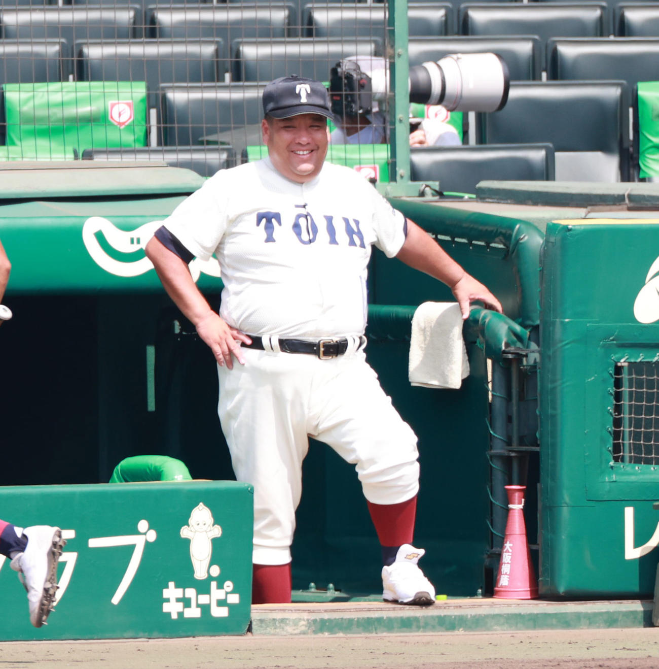 東海大相模対大阪桐蔭　4回、ベンチで笑顔をみせる大阪桐蔭・西谷監督（撮影・清水貴仁）