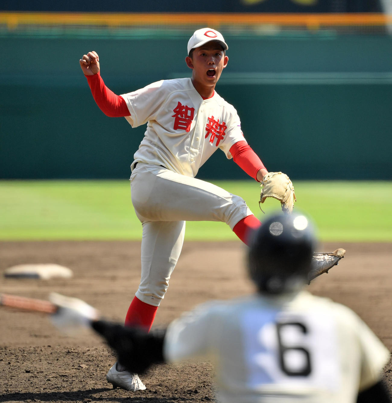 智弁和歌山対尽誠学園　6回裏から登板した智弁和歌山・小林樹斗（撮影・横山健太）
