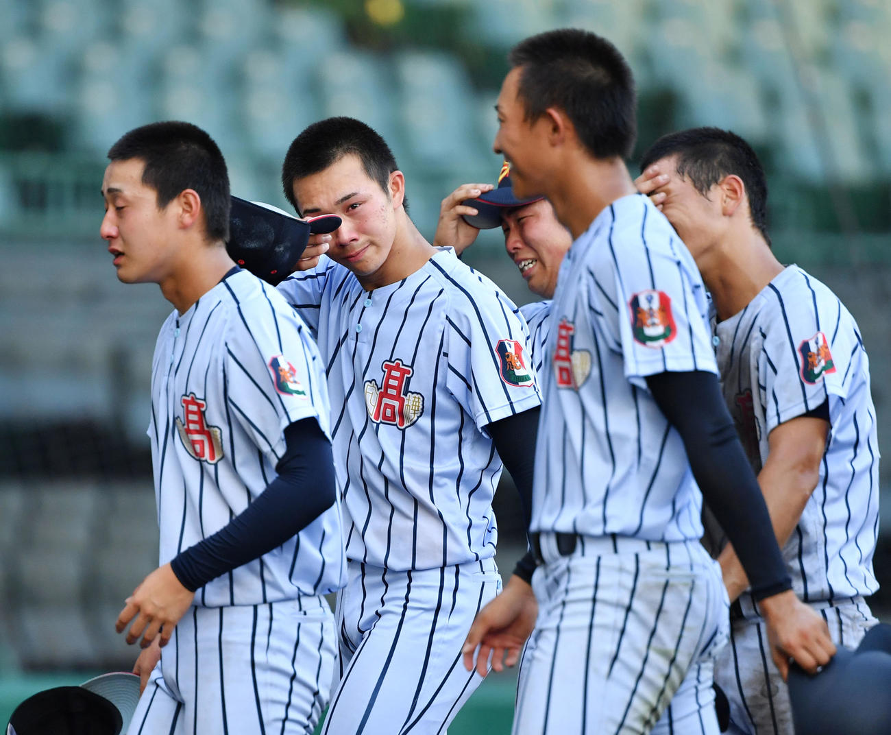 山梨学院対白樺学園　試合を終え、涙を流す片山（左から2人目）ら白樺学園ナイン（撮影・横山健太）