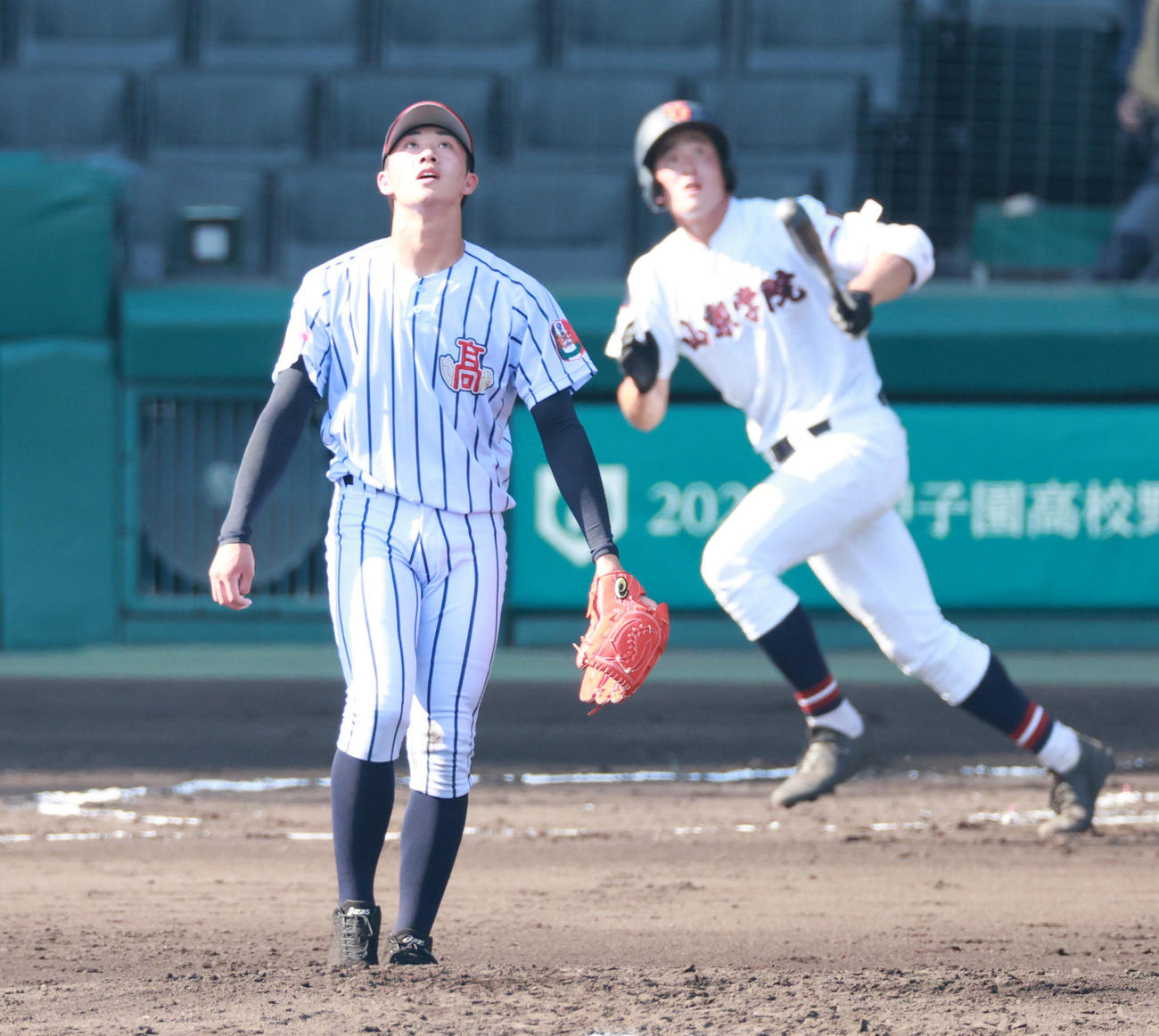 山梨学院対白樺学園　2回表山梨学院無死一、三塁、小吹に同点の中犠飛を許す白樺学園・片山（撮影・清水貴仁）