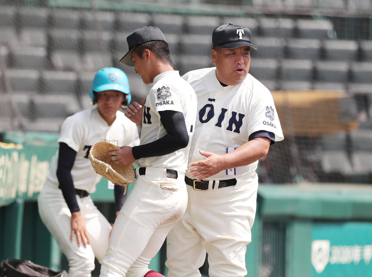 東海大相模対大阪桐蔭　3回表を投げ終えた大阪桐蔭・藤江（中央）を迎える西谷監督（右）（撮影・前田充）