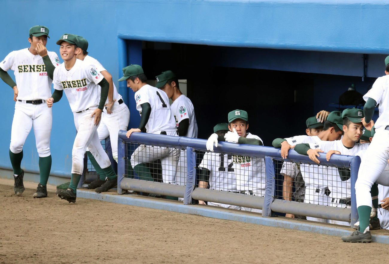 専大松戸対木更津総合　敗戦し整列に向かう専大松戸の選手たち（撮影・鈴木正人）