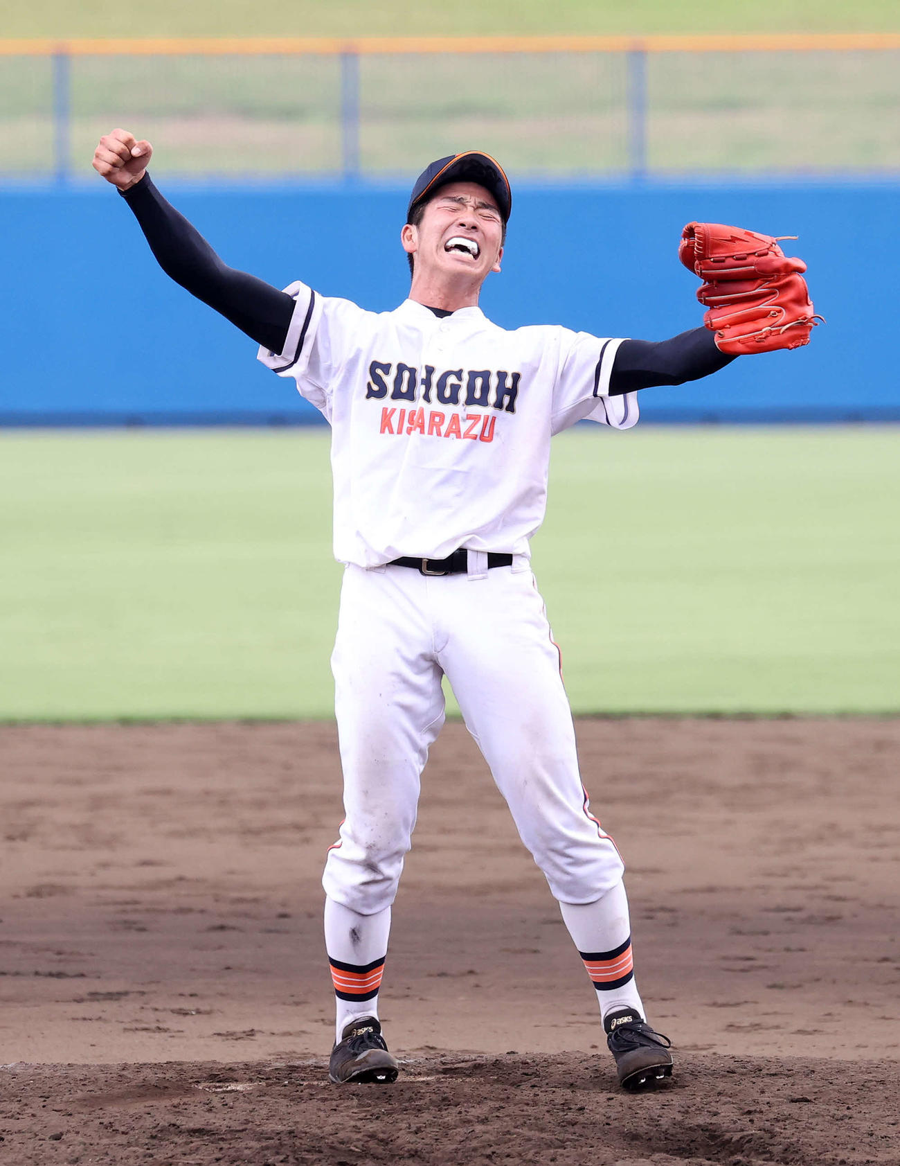 専大松戸対木更津総合　優勝しガッツポーズする木更津総合・篠木（撮影・鈴木正人）