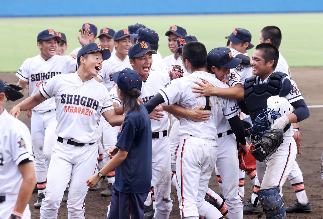 専大松戸対木更津総合　整列後、木更津総合・篠木（中央右＜1＞）に抱き付く選手たち（撮影・鈴木正人）