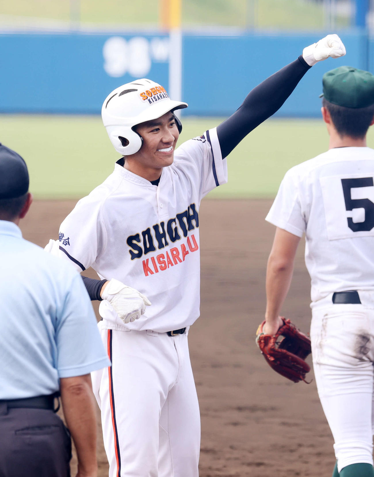 専大松戸対木更津総合　4回裏木更津総合2死二塁、篠木は中越え適時三塁打を放ちガッツポーズ（撮影・鈴木正人）