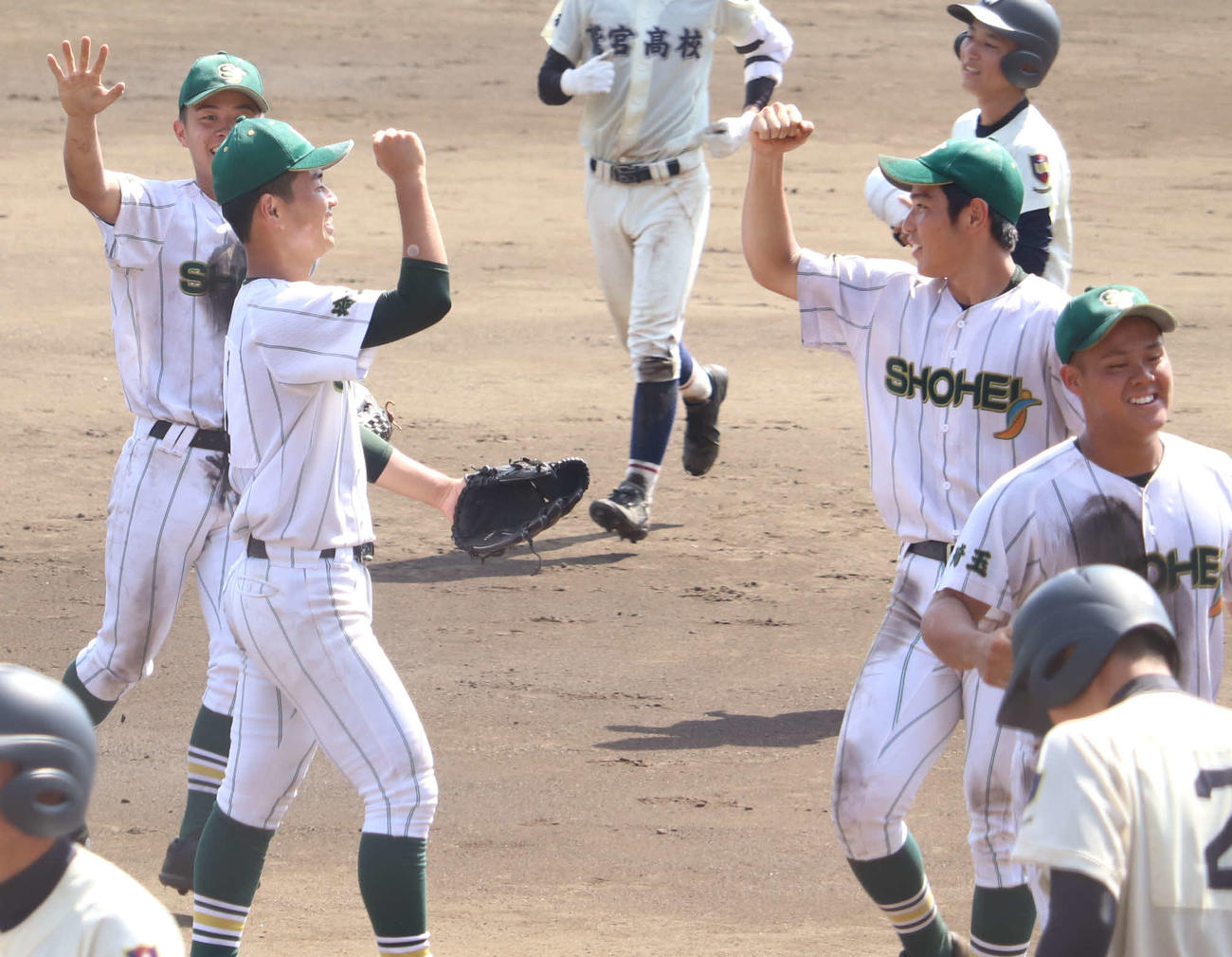 鷲宮対昌平　試合に勝利し、昌平・渡辺（右から2人目）は、エース宮坂（同3人目）とハイタッチをする（撮影・湯本勝大）