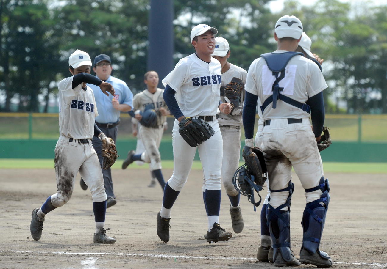 6回1失点と好投した静岡商・中沢（中央）