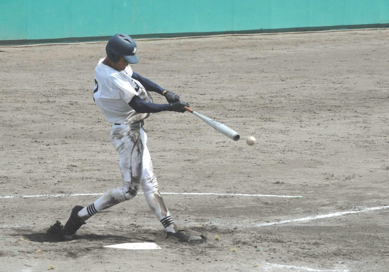 8回二死で左前打を放つ島田商の太田拓主将