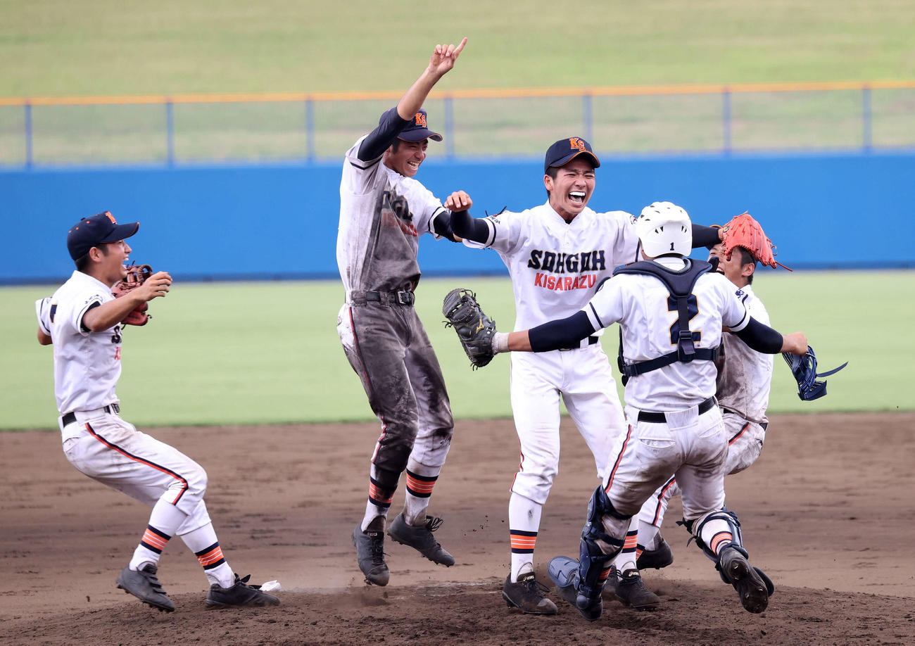 専大松戸対木更津総合　優勝し喜ぶ木更津総合・篠木（左から3人目）と選手たち（撮影・鈴木正人）