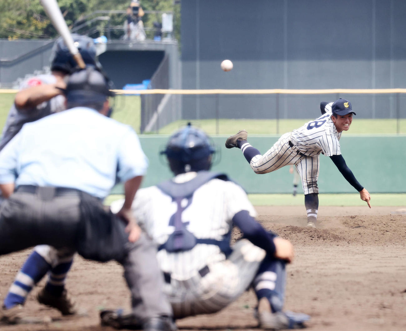 東海大相模対平塚学園　力投する東海大相模・金城と捕手の神里（撮影・鈴木正人）