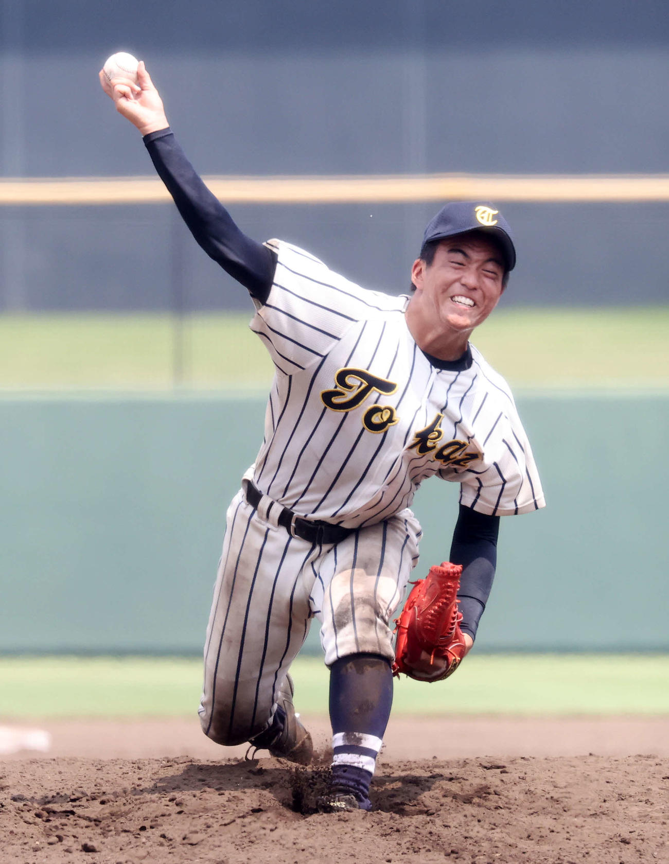 東海大相模対平塚学園　力投する東海大相模・金城（撮影・鈴木正人）