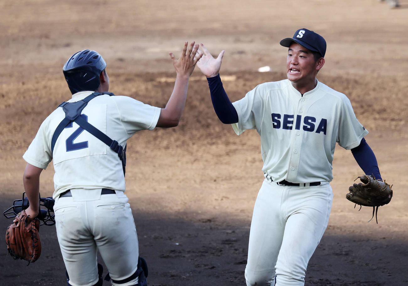 星槎国際湘南対桐光学園　勝利し平松（左）とタッチする星槎国際湘南・小林（撮影・鈴木正人）