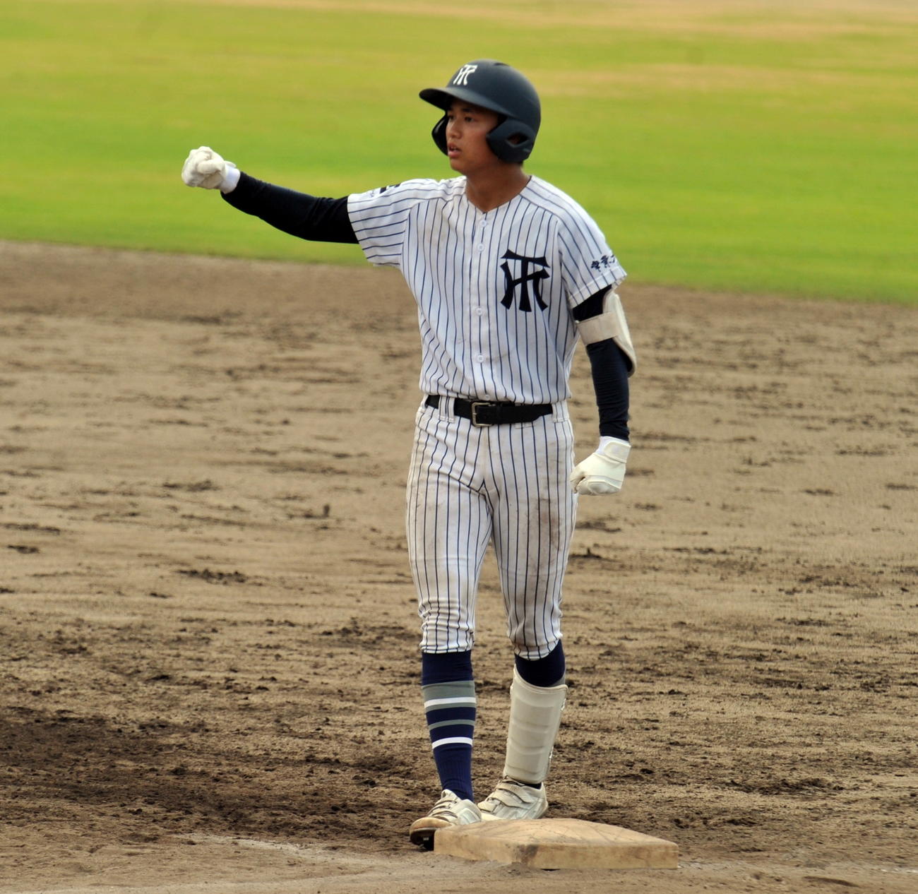 決勝打を放ってガッツポーズする常葉大菊川・菅沼