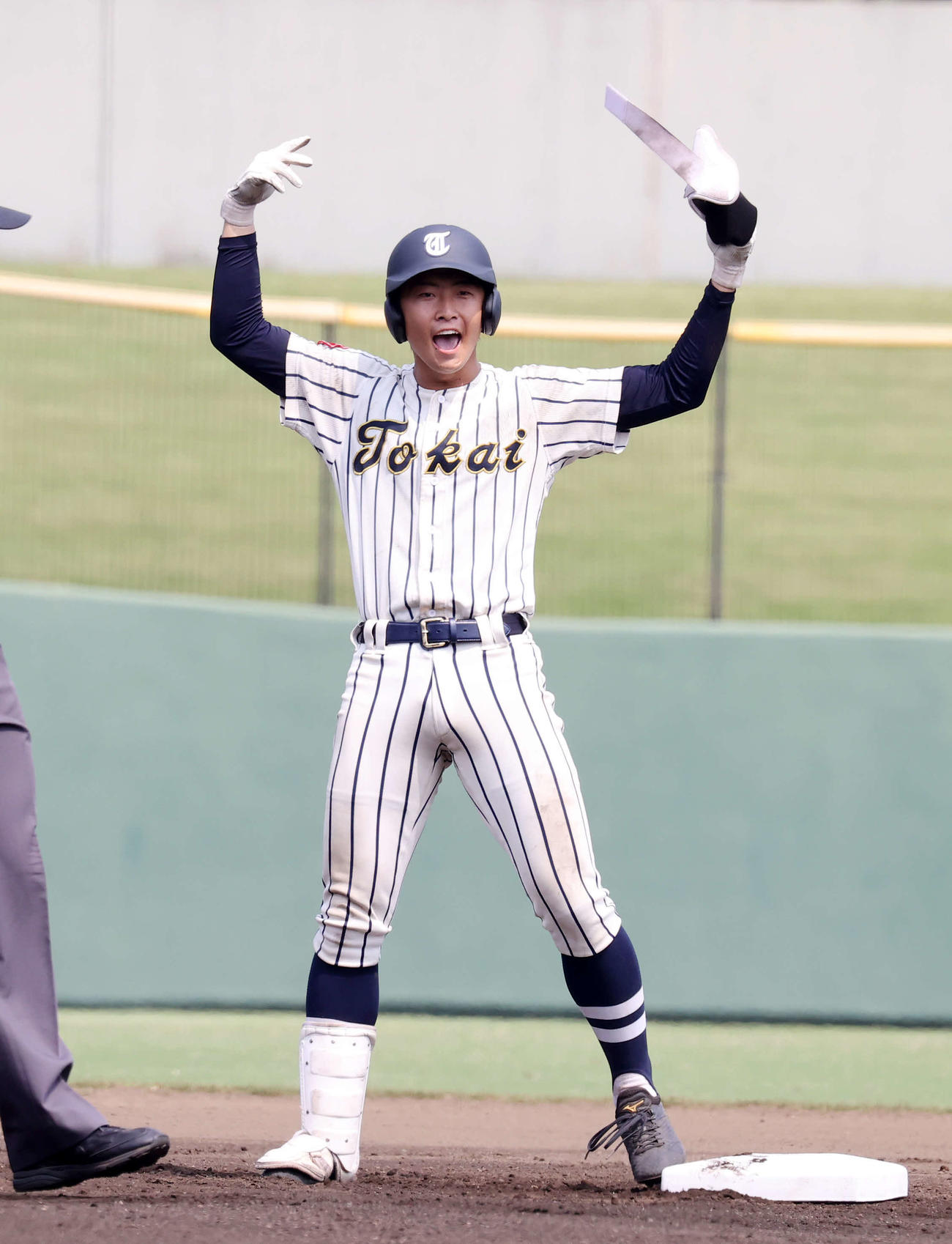 東海大相模対平塚学園　1回表東海大相模1死一塁、山村は中越え適時二塁打を放ち喜ぶ（撮影・鈴木正人）