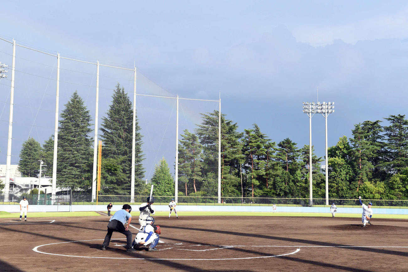佼成学園対実践学園　引退試合を行う両チーム。左翼後方に虹が架かった（2020年8月13日撮影）
