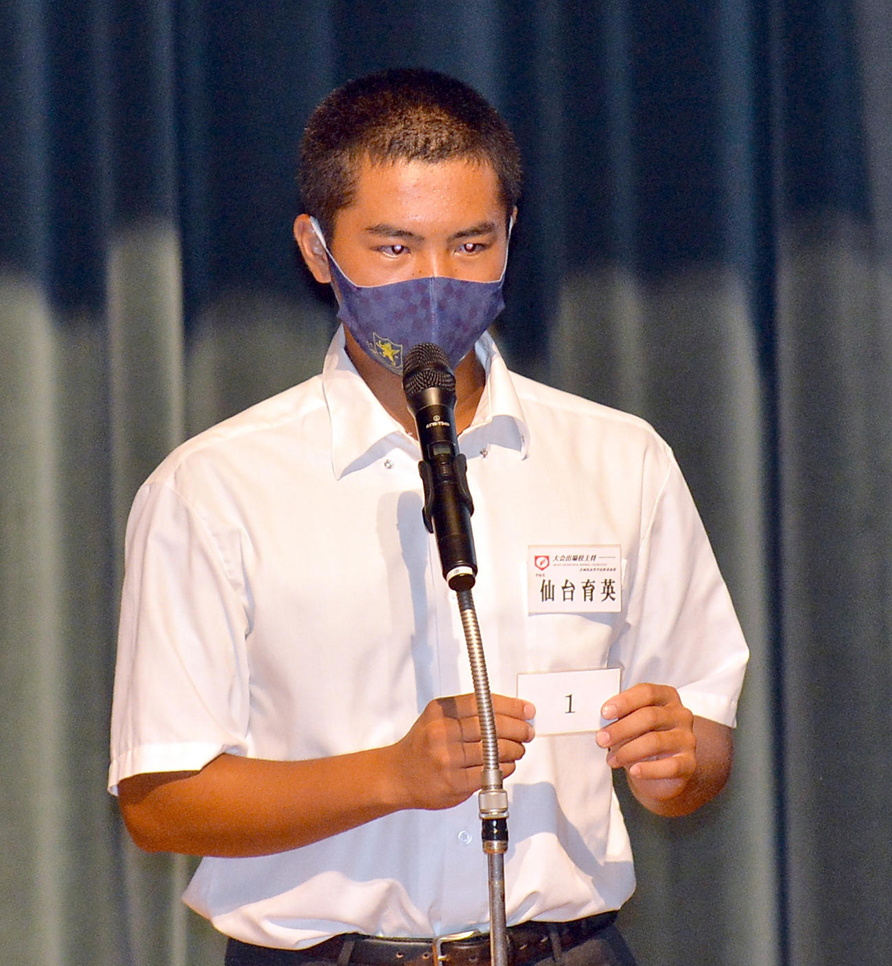 抽選番号を読み上げる仙台育英・島貫（撮影・鎌田直秀）