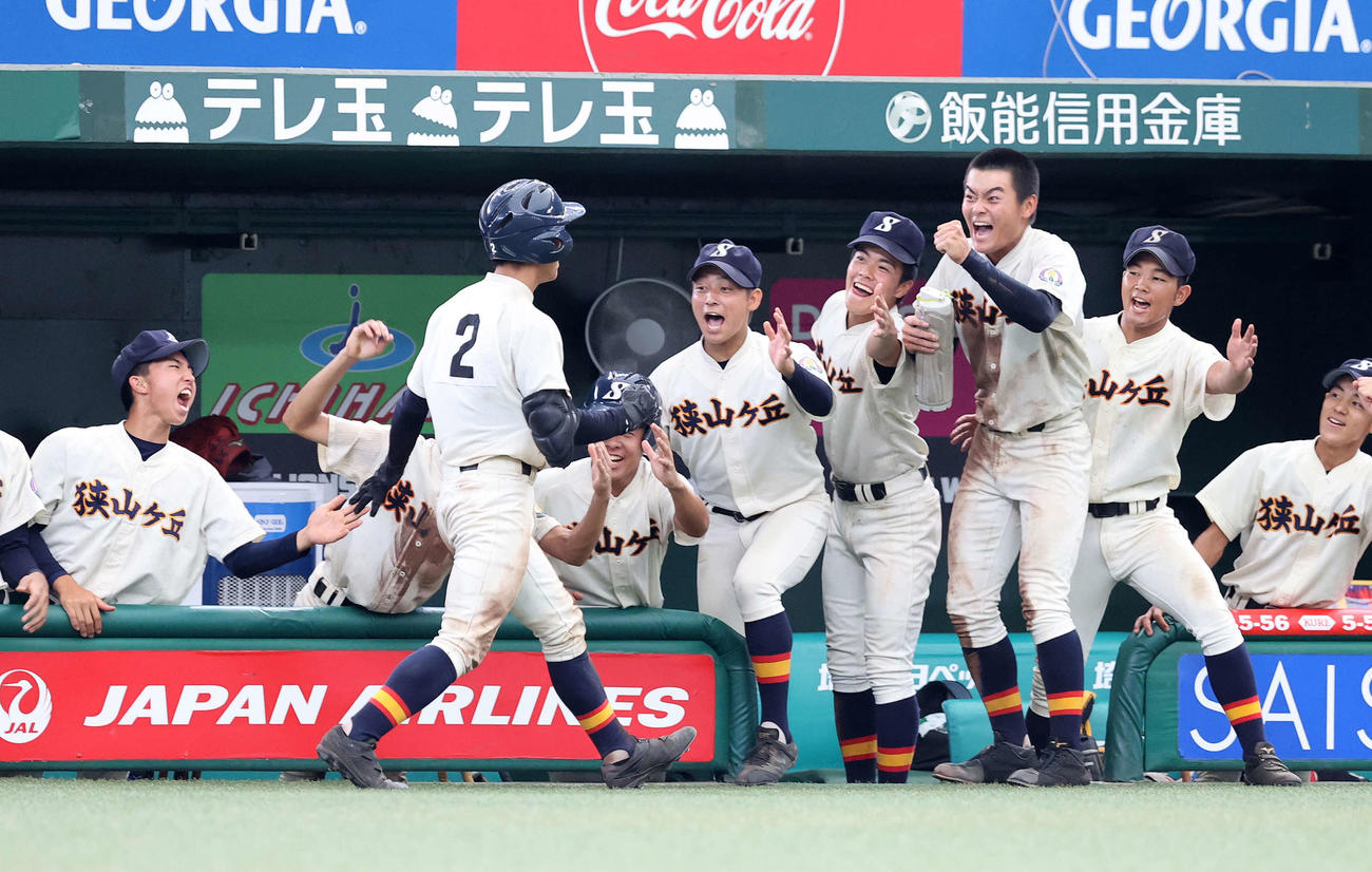 狭山ケ丘対正智深谷　7回表狭山ケ丘無死、平賀（背番号2）の右越え本塁打を喜び迎える選手たち（撮影・鈴木正人）