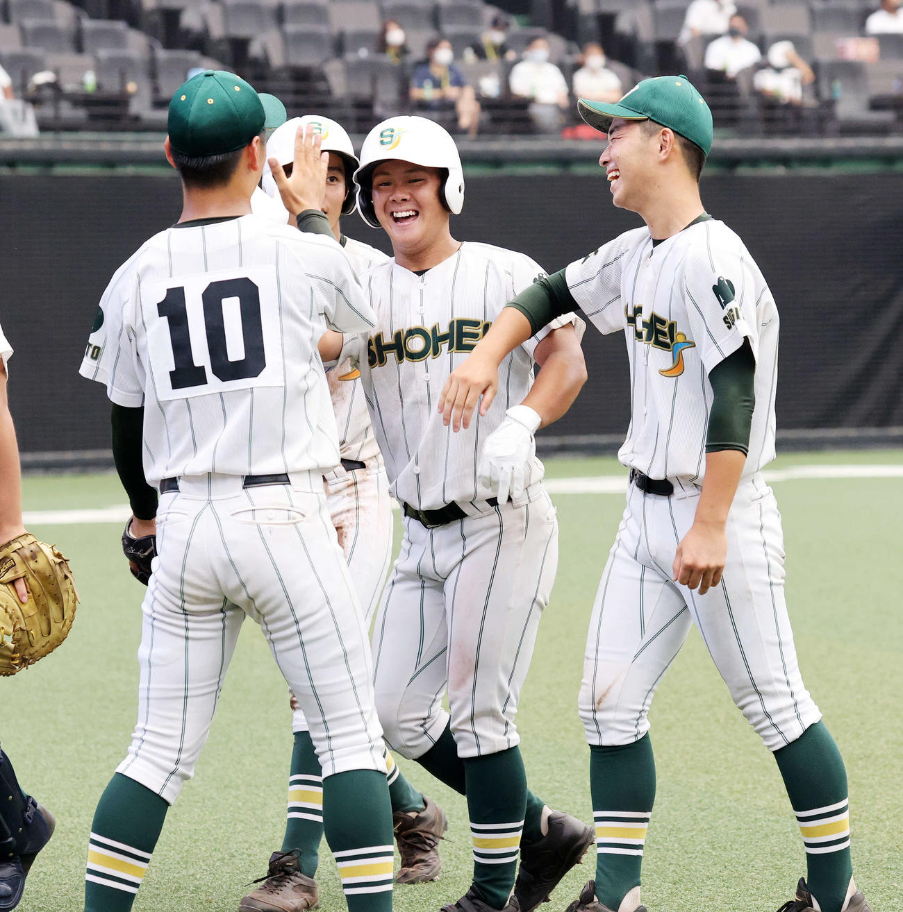 昌平対浦和学院　9回表昌平2死一塁、吉野哲（中央）は左越え本塁打を放ち宮坂（右）と森田（左）とタッチ（撮影・鈴木正人）