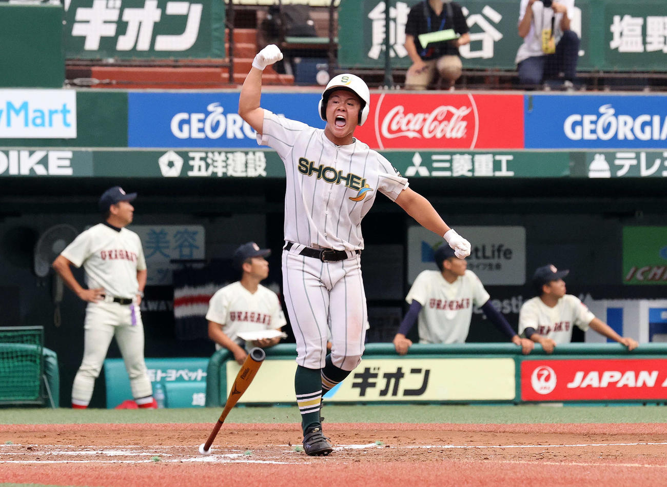 昌平対浦和学院　9回表昌平2死一塁、吉野哲は左越え本塁打を放ちガッツポーズ（撮影・鈴木正人）