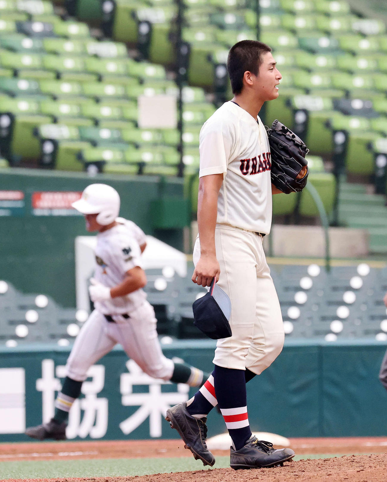 9回表昌平2死一塁、吉野哲（左）に左越え本塁打を放たれ悔しそうな表情を見せる浦和学院・美又（撮影・鈴木正人）