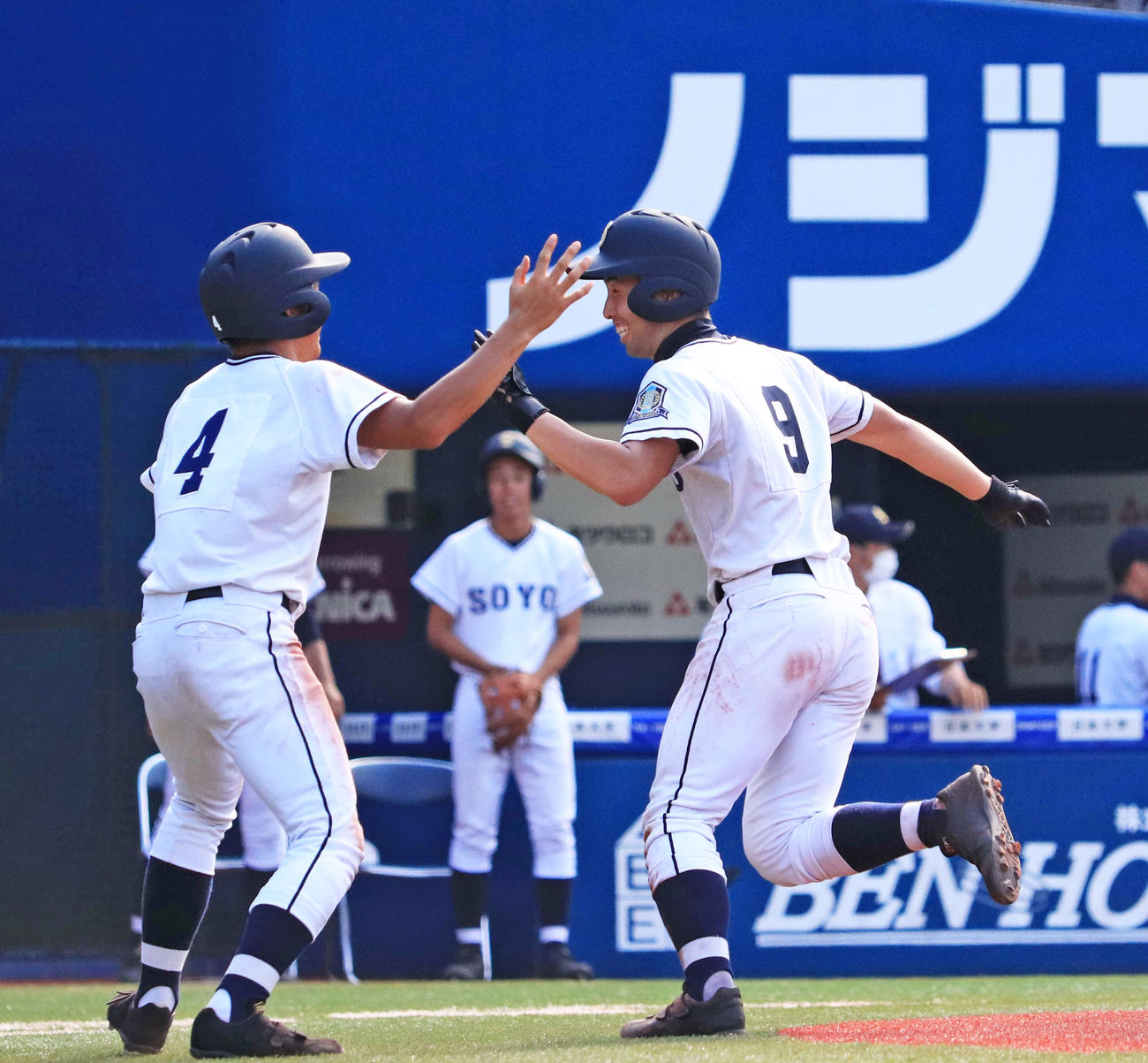 2回裏相洋2死一、三塁、右翼への3ラン本塁打を放ちチームメートと喜ぶ鈴木（右）（撮影・小早川宗一郎）