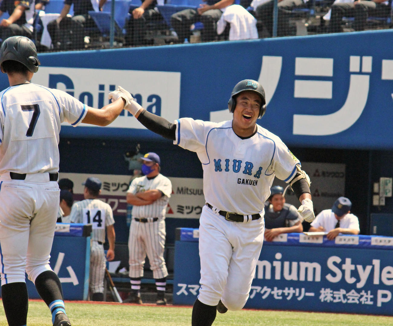 2回裏三浦学苑2死、先制本塁打を放った上村は生還し、仲間の祝福を受ける（撮影・玉置肇）