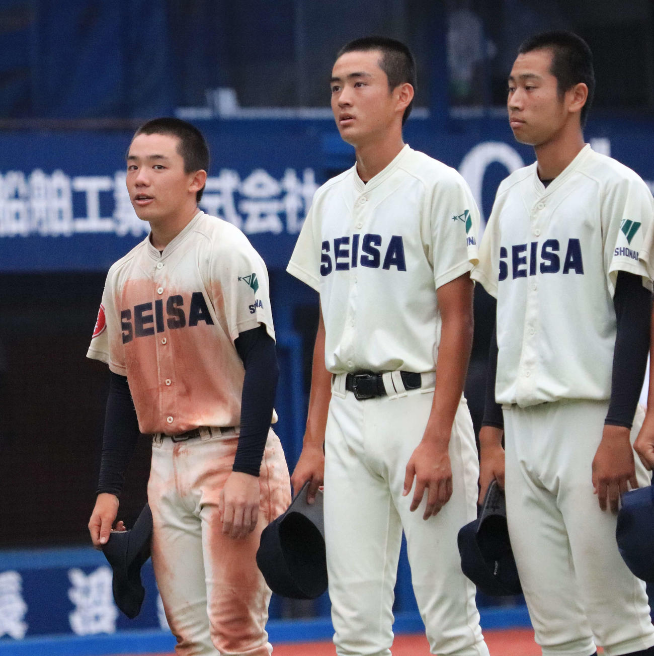 星槎国際湘南対相洋　敗戦し挨拶をする星槎国際湘南の主将・浜田（左）（撮影・小早川宗一郎）