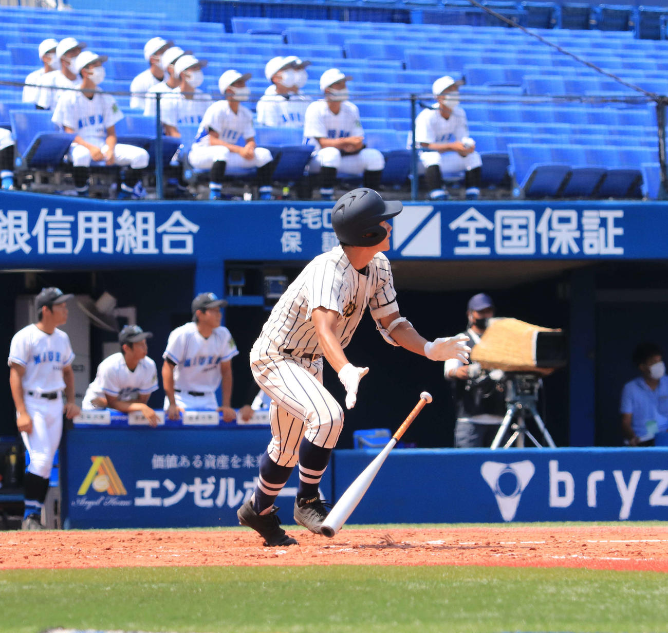 東海大相模対三浦学苑　4回表東海大相模無死1塁、左翼スタンドに飛び込む逆転2ラン本塁打を放つ加藤（撮影・小早川宗一郎）