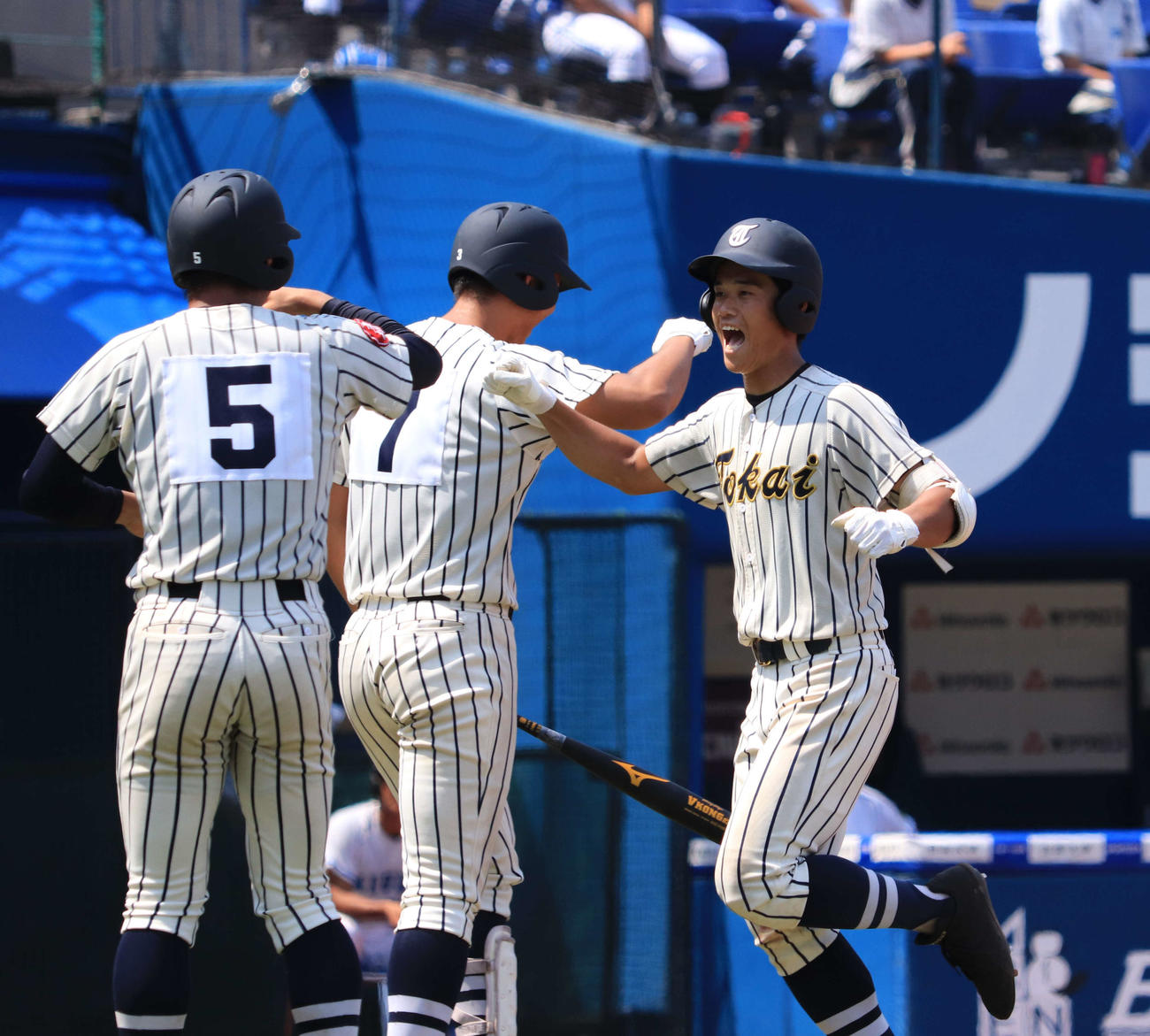 東海大相模対三浦学苑　4回表東海大相模無死1塁、左翼スタンドに飛び込む逆転2ラン本塁打を放ち喜ぶ加藤（右）（撮影・小早川宗一郎）