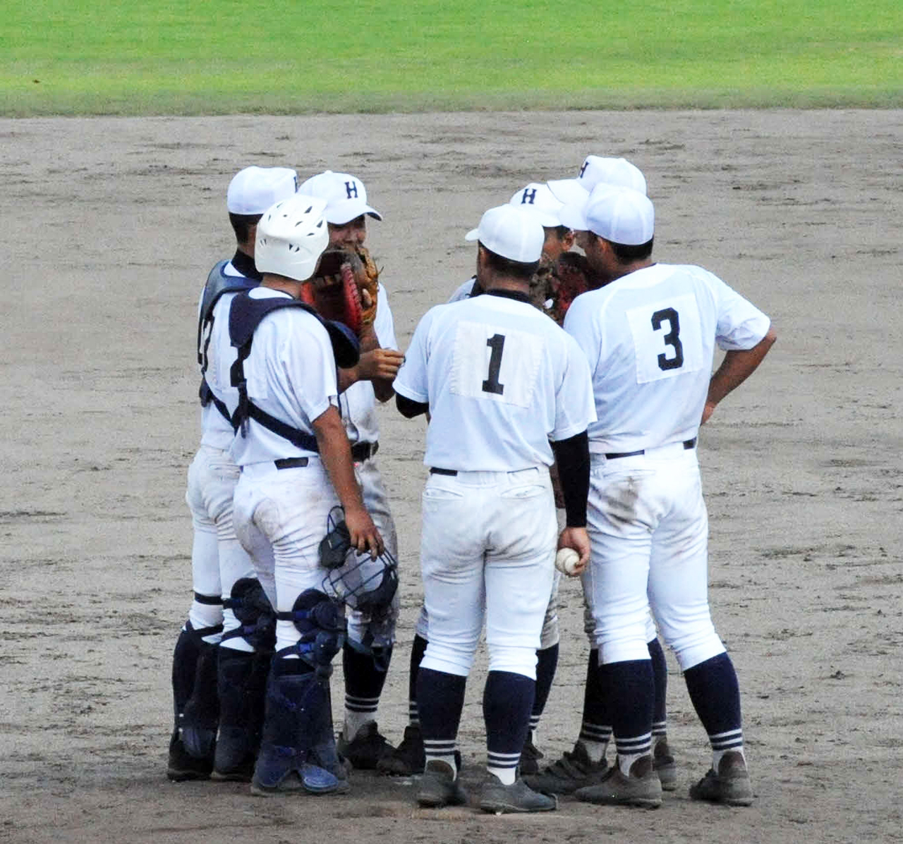 7回に内野エラーでピンチを招き、マウンドに集まる浜松商の選手ら（撮影・倉橋徹也）