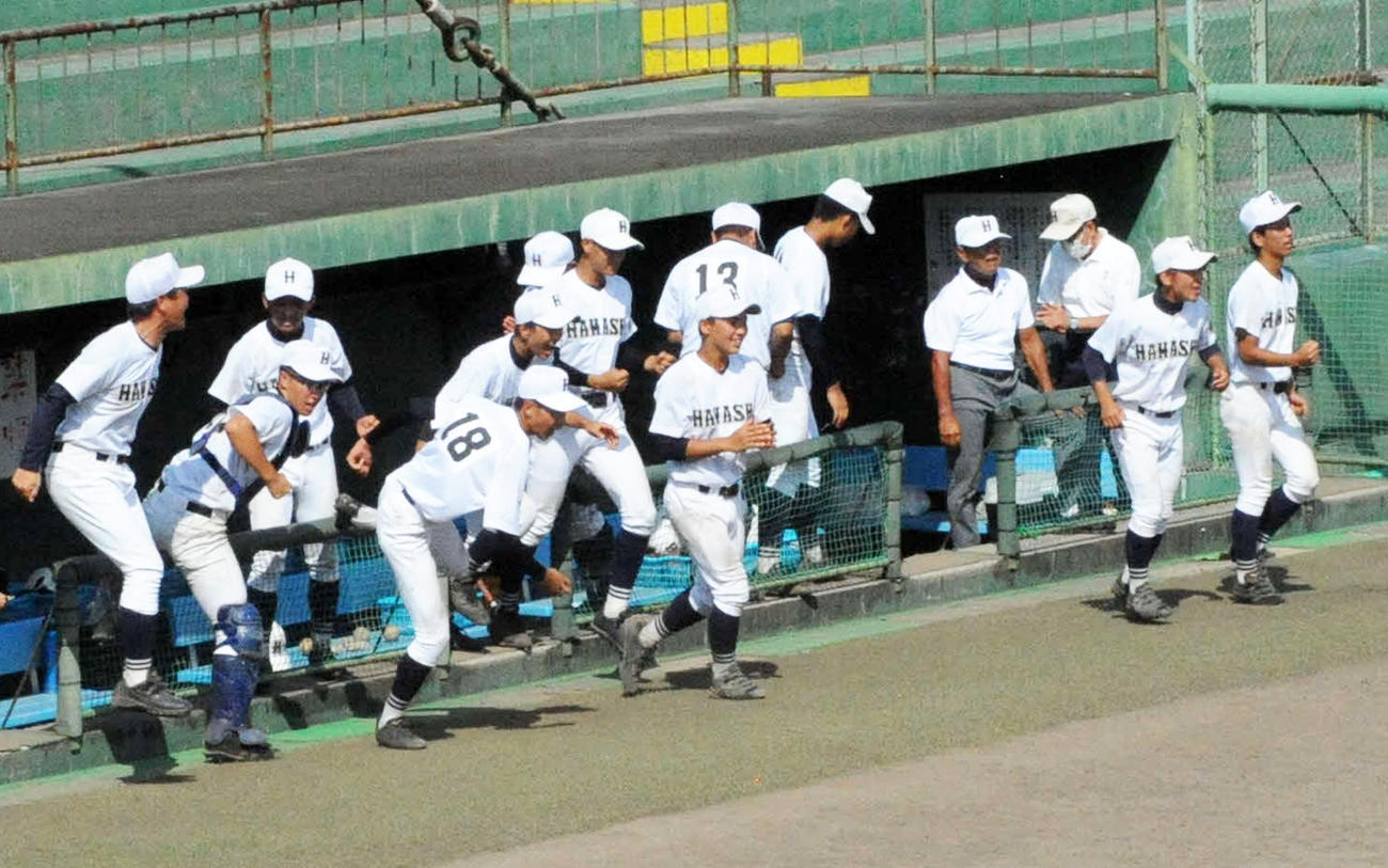 勝利に喜ぶ田川監督（左端）とベンチのメンバーら（撮影・倉橋徹也）