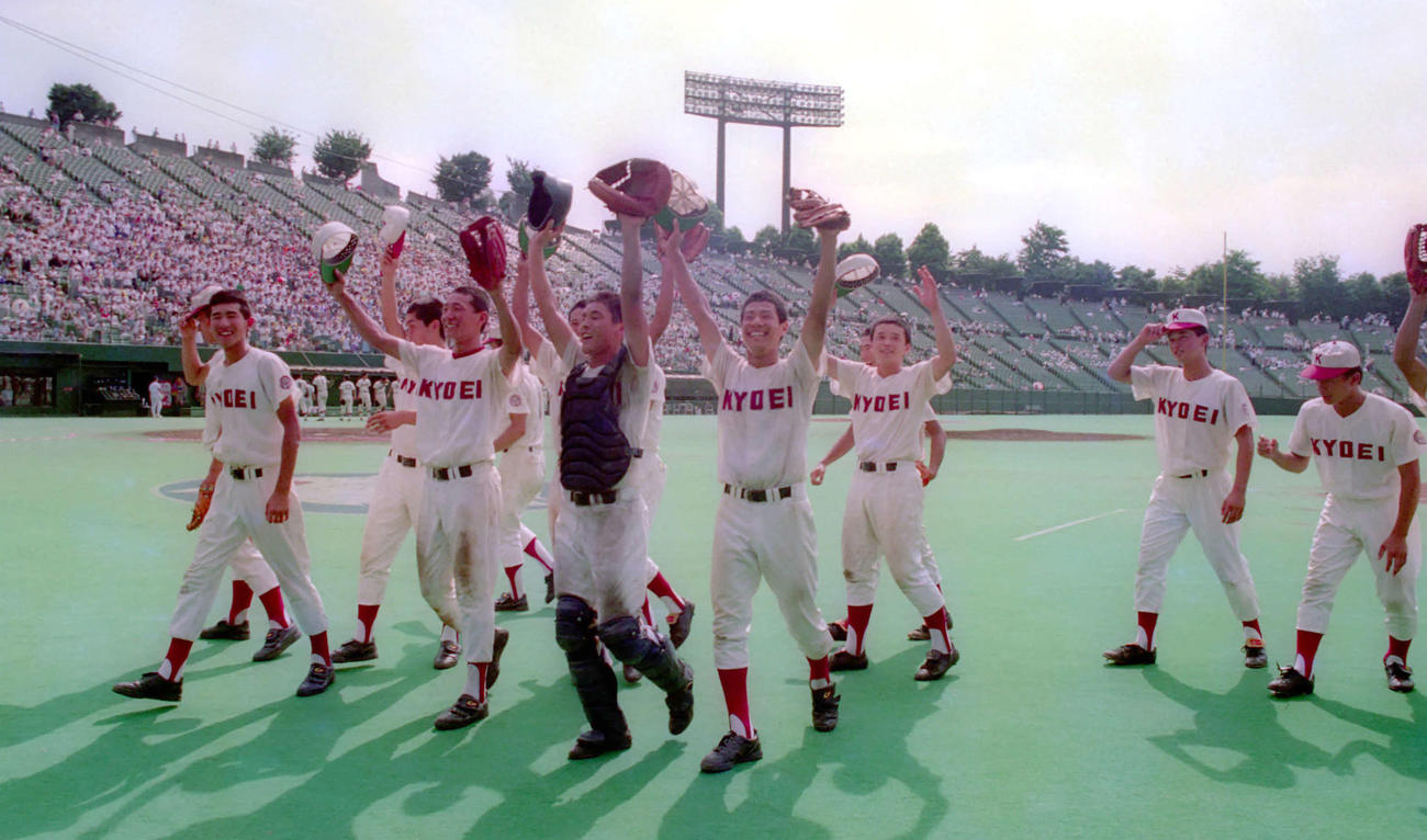 91年7月、西武球場での埼玉大会で優勝を決め、喜ぶ春日部共栄の選手たち