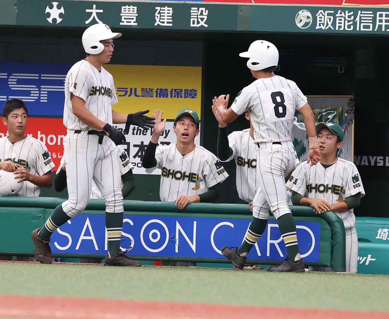 昌平対狭山ヶ丘　5回表昌平1死一、三塁、右犠飛を放った渡辺（左から2人目）は生還した千田（8番）とタッチを交わす（撮影・垰建太）