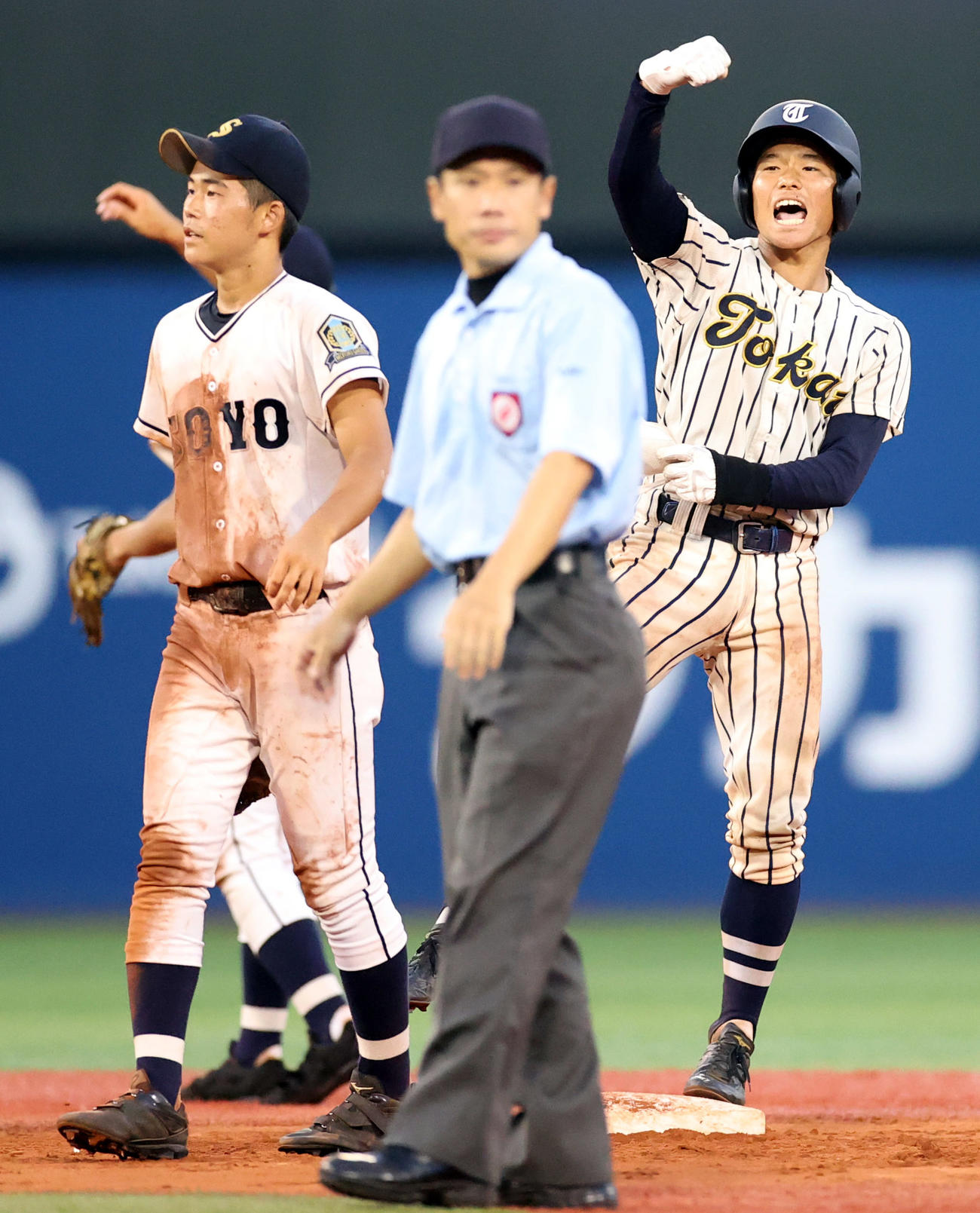 東海大相模対相洋　8回表東海大相模2死一、二塁、2点適時二塁打を放ち、ガッツポーズを決める東海大相模・神里（撮影・狩俣裕三）