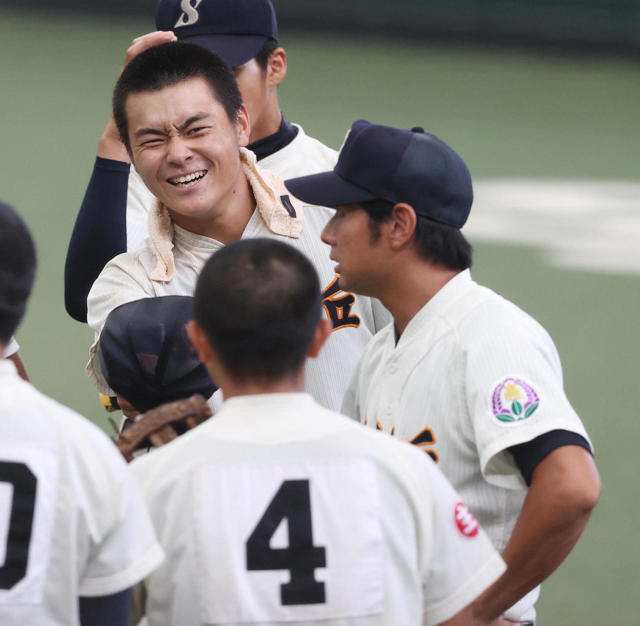 昌平対狭山ケ丘　4回表昌平の攻撃を無失点に抑え狭山ケ岡・清水（左）は好捕を見せた正高（4番）に笑顔を見せる（撮影・垰建太）